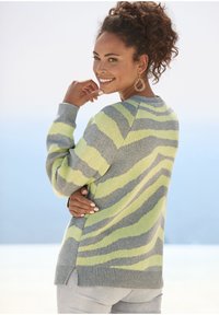 Pullover mit gestreiftem Muster in Hellgrün und Grau, aus Strickmaterial, runder Ausschnitt und gerippte Bündchen mit seitlichen Schlitzen.