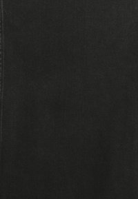 Černý denimový materiál s jemnou texturou a diagonálním vzorem tkaní. Charakterizován čistým vzhledem bez viditelného kovového vybavení nebo ozdob.