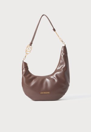 Barna, félhold alakú bőr kézitáska arany "Love Moschino" logóval és díszítő arany műszerekkel az egyetlen vállpánton.