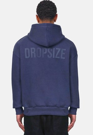 Dunkelblauer Hoodie mit großem "DROPSIZE"-Druck auf dem Rücken. Verfügt über eine Kapuze mit Kordelzug, gerippte Manschetten und eine lockere Passform. Weiche Stoffstruktur.