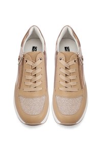 Scarpe da atletica beige con una combinazione di materiali lisci e testurizzati, dotate di lacci, chiusura con zip e suola bianca.