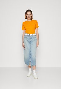 Tommy Hilfiger SLIM CODY - Camiseta estampada - rich ochre