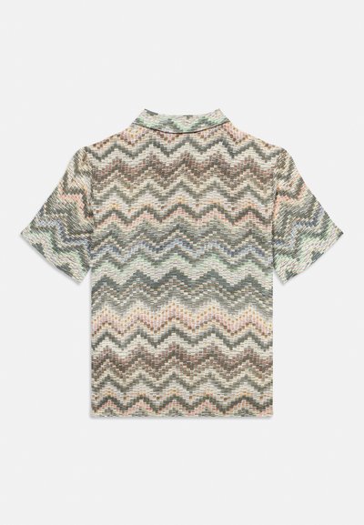 Πουκάμισο με κοντά μανίκια και γιακά. Διαθέτει ζιγκ-ζαγκ σχέδιο σε γήινες αποχρώσεις, συνδυάζοντας πράσινα, καφέ και πινελιές παστέλ.