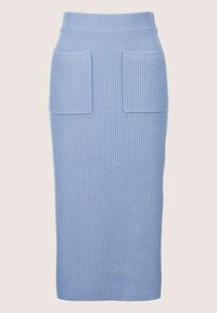 Hellblauer gerippter Strickrock mit hoher Taille, zwei vorderen Taschen und gerader Silhouette, mit einer strukturierten Oberfläche.