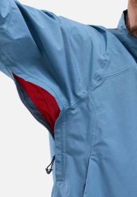 Blaues wasserdichtes Jacket mit einem Reißverschlussbelüftungsöffnungs und rotem Mesh-Futter, verstellbarem Saum und einem leichten, strukturierten Stoff.
