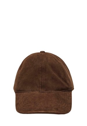 Bruine suède baseballpet met een gebogen rand, gestikte details en een ronde kroon. De textuur is zacht en glad.