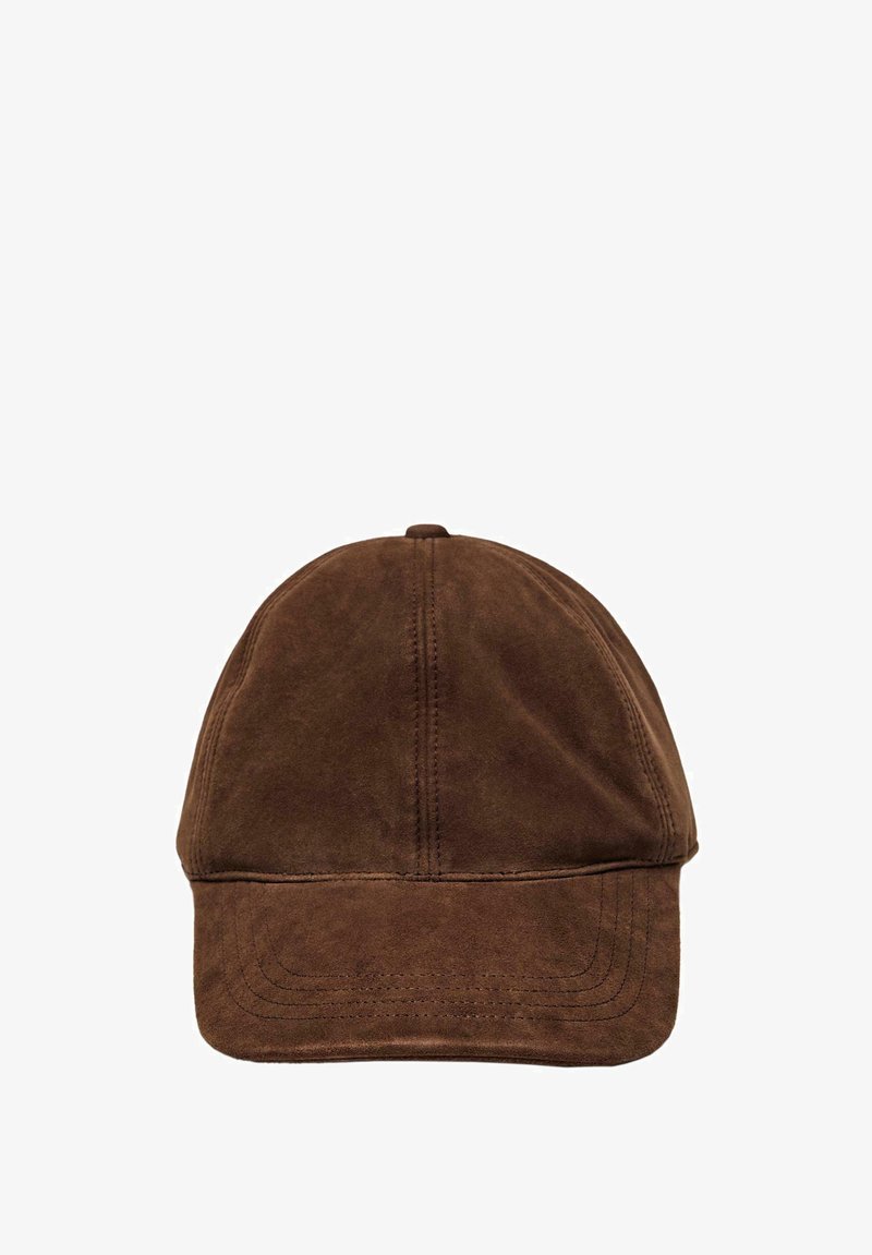 Braune Wildleder-Basketballmütze mit einem gebogenen Schirm, genähten Details und einer runden Krone. Die Textur ist weich und glatt.