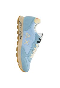Sneaker blu con materiali in camoscio e rete, caratterizzata da una tomaia azzurra chiara, dettagli beige, lacci bianchi e suola in gomma naturale. Dettaglio con testo "Corri Più Velocemente".