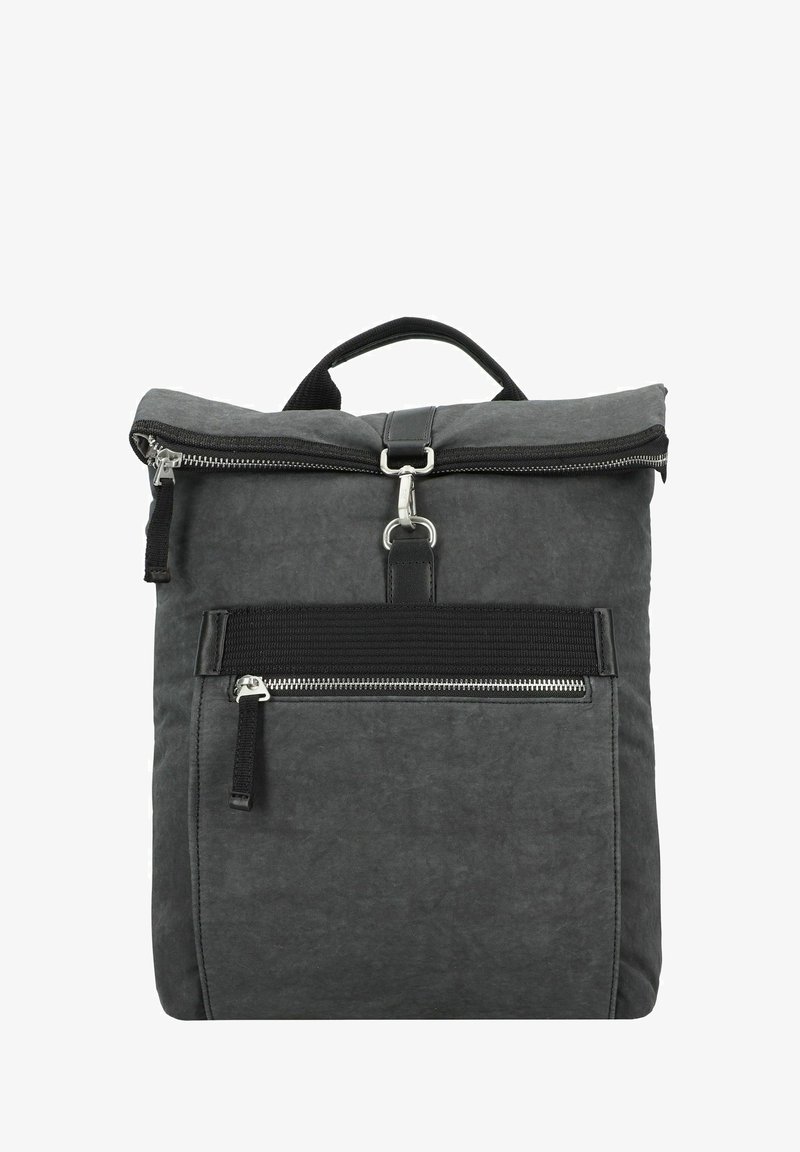 Sac à dos en tissu gris foncé avec fermeture éclair supérieure, poche zippée à l'avant, poignée noire et boucle métallique sur la sangle avant.