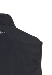 Schwarze isolierte Jacke mit hohem Kragen, Reißverschluss und dezentem Logosticker. Glatte Textur mit kontrastierenden Kanten am Armloch.