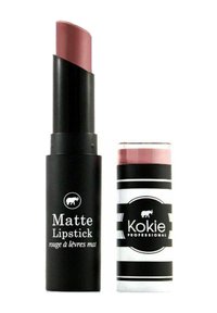 Matte huulipuna mustassa putkessa, jossa lukee "Matte Huulipuna". Kansi on valkoinen mustilla raidoilla, jossa on "Kokie Professional" -logo.