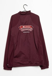 Dieprode sportjack met het logo "MacEwan Griffins Athletics" op de achterkant, hangend aan een zwarte hanger tegen een witte achtergrond.