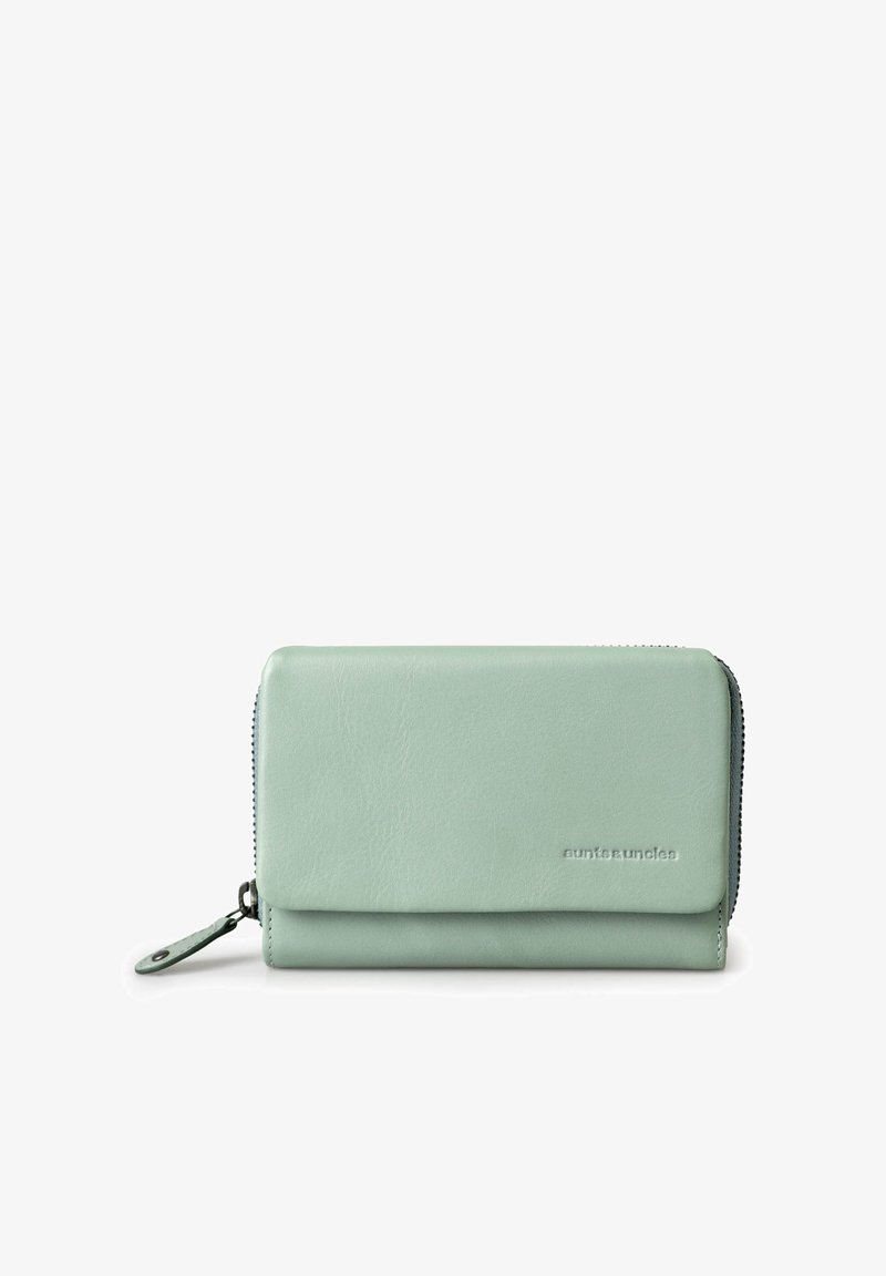 Portafoglio in pelle verde menta con texture liscia, design piegato, chiusura con zip e dettagli del logo impresso sul davanti.