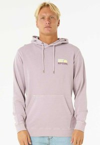 Lys lavendel sweatshirt lavet af blødt stof. Har en frontlomme, snorhætte og et lille Ripcurl-logo på brystet.