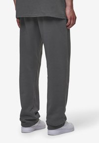 Pegador LOGO WIDE PANTS - Pantalones deportivos - washed anthracite