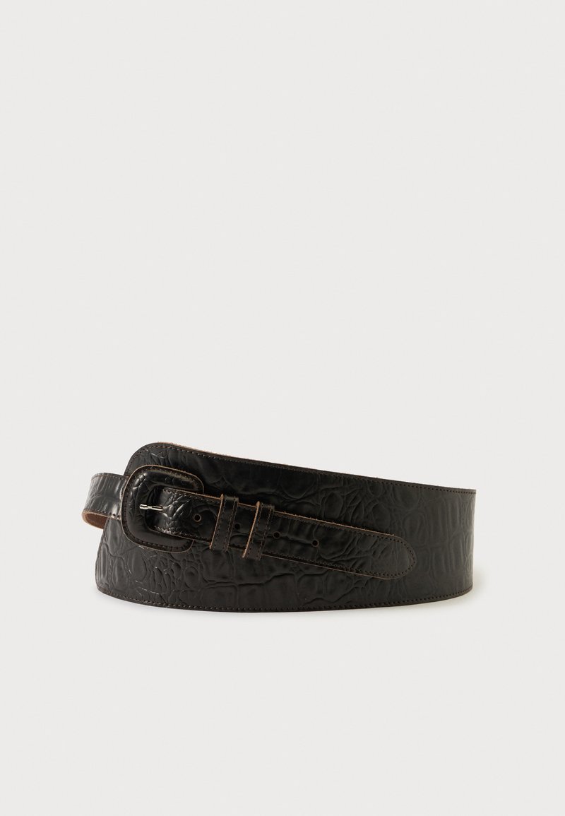 Large ceinture en cuir noir avec un motif texturé et une boucle noire assortie, présentée sur fond blanc.