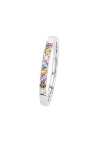Un anillo de plata pulida que presenta una fila de piedras preciosas coloridas en rosa, azul, amarillo, verde y transparente, exhibido sobre un fondo blanco.