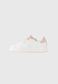 Λευκό αθλητικό παπούτσι με λείο επάνω μέρος από δέρμα, ροζ δερμάτινη λεπτομέρεια στη φτέρνα και ανοιχτό ροζ κορδόνια. Διαθέτει διακριτικό λογότυπο στο πλάι.