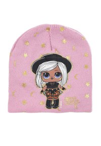 Gorro de punto rosa con un personaje de dibujos animados con cabello blanco y un sombrero negro, adornado con estrellas doradas y patrones de luna creciente.