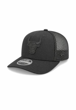 Czarna elastyczna czapka snapback z siateczkowym tyłem i wyhaftowanym logo Chicago Bulls na przodzie.