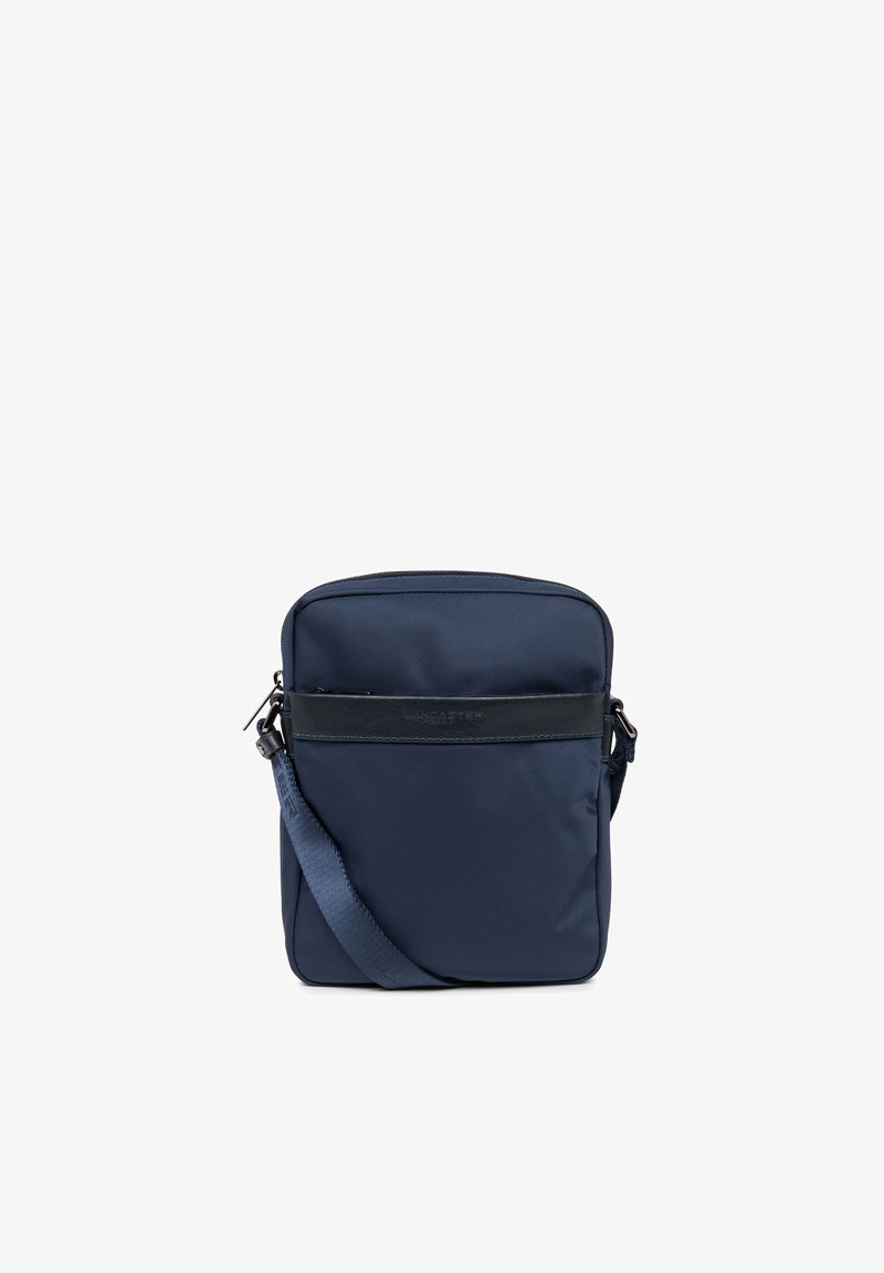 Sac bandoulière bleu marine en nylon résistant, avec une bandoulière amovible et un accent en cuir noir sur le devant avec détail du logo.