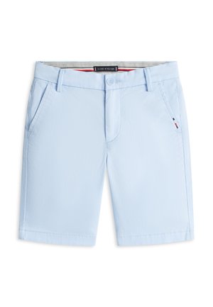 Pantaloncini da uomo azzurri chiaro con tasche frontali, chiusura con bottoni, passanti per cintura e logo Tommy Hilfiger sul bordo della tasca destra.