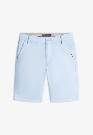 Világoskék férfi rövidnadrág elülső zsebekkel, gombos záródással, övbuckle-kal és Tommy Hilfiger logóval a jobb zsebszélén.