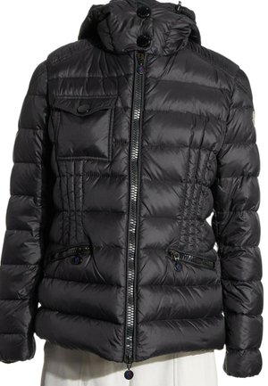 Chaqueta acolchada negra con cuello alto, cremallera frontal, un bolsillo con solapa en el pecho y dos bolsillos inferiores con cremallera.