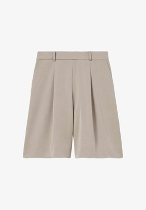 Bermuda beige plissettate in tessuto liscio, con passanti per cintura e tasche laterali, caratterizzate da una vestibilità sartoriale e un design lungo fino al ginocchio.