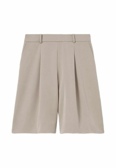 Bermuda beige plissettate in tessuto liscio, con passanti per cintura e tasche laterali, caratterizzate da una vestibilità sartoriale e un design lungo fino al ginocchio.