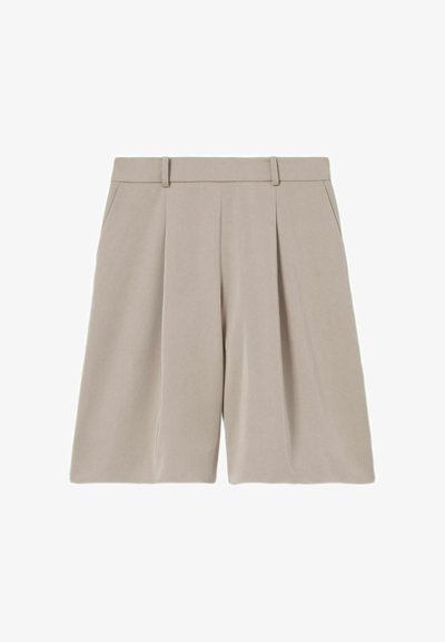 Shorts plissés beiges en tissu lisse, avec passants de ceinture et poches latérales, présentant une coupe ajustée et un design hauteur genoux.