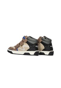 Hochformat-Sneaker aus einer Mischung von beige, braunen und schwarzen Materialien mit Klettverschlüssen und blauen Akzenten. Gummisohle für besseren Grip.
