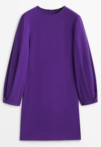 Robe violette à manches longues avec un col rond, des détails subtils de coutures et une fermeture éclair à l'arrière.
