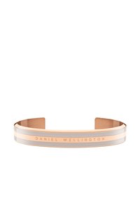 Rožinės aukso apyrankė su elegantišku dizainu, pasižyminti metaliniais apdailos akcentais ir įspaustu "DANIEL WELLINGTON" logotu išorėje.