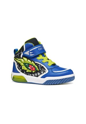 Basket montante pour enfant bleue et noire avec des lacets verts, un visuel œil de dragon sur le côté, et une bride Velcro portant la marque GEOX.