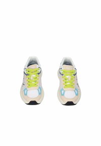 Sneaker con tomaia in rete e suede, con dettagli blu, lacci verde lime e suola in gomma nera. Design arioso e colletto imbottito.