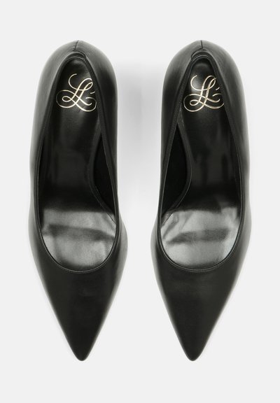 Melnas ādas augstpapēžu kurpes ar smailu purngala dizainu, gludu tekstūru un zelta zīmolu logo uz iekšējās daļas.