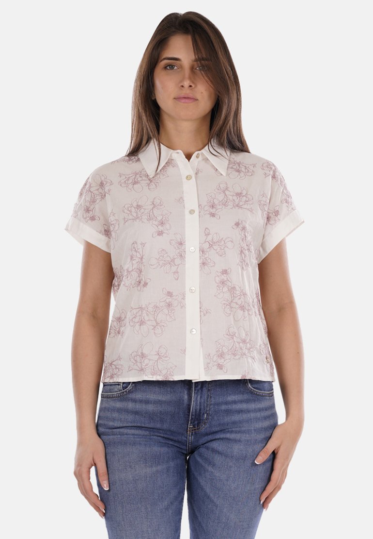 Blusa a maniche corte in crema con stampa floreale rosa chiaro, dotata di bottoni frontali e colletto, realizzata in un tessuto leggero.