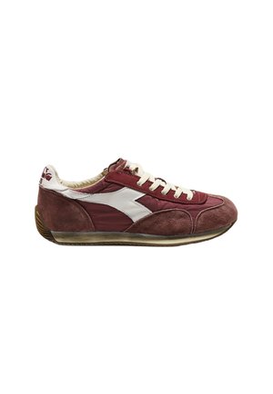 Sneaker bordeaux dal profilo basso con striscia logo bianca, lacci crema, mix di suede e tessuto e suola in gomma usurata.