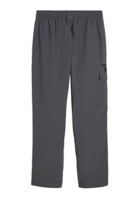 Graue, leichte Cargo-Hosen mit einem elastischen Bund, die über eine seitliche Tasche und einen glatten, nicht strukturierten Stoff verfügen.