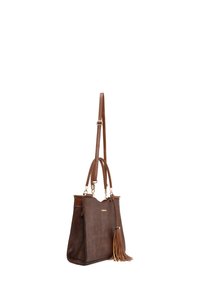 Bruine leren tote bag met een gestructureerd oppervlak, gevlochten handvatten en gouden hardware. Bevat een decoratieve kwast aan de zijkant.