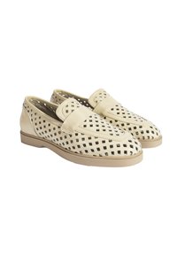 Beige Leder Slipper mit ausgeschnittenen quadratischen Mustern, weicher Textur und solidem Boden. Verfügt über einen gepolsterten Riemen über dem Spann.