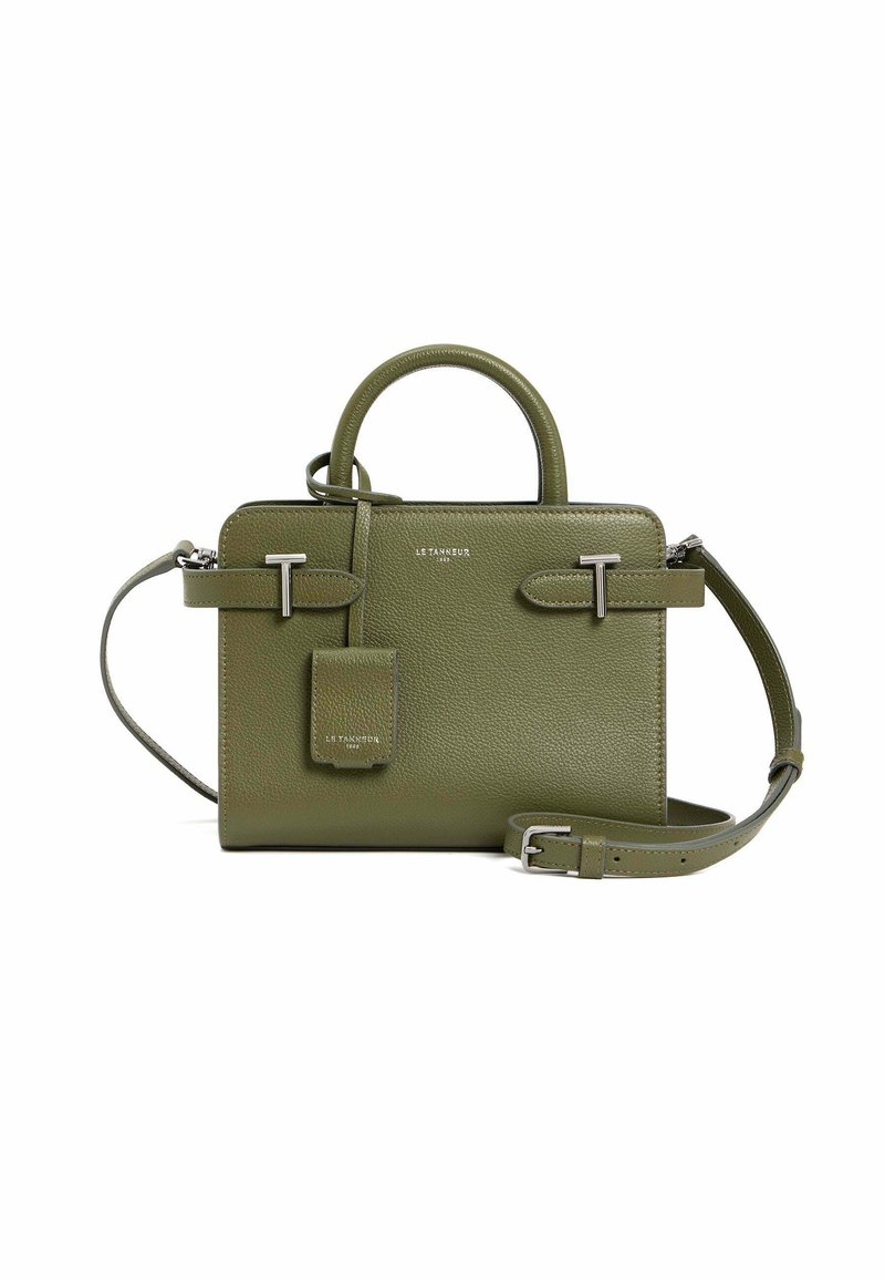 Borsa a mano in pelle verde con texture, doppi manici superiori, tracolla removibile, hardware in tonalità argento e un'etichetta frontale.