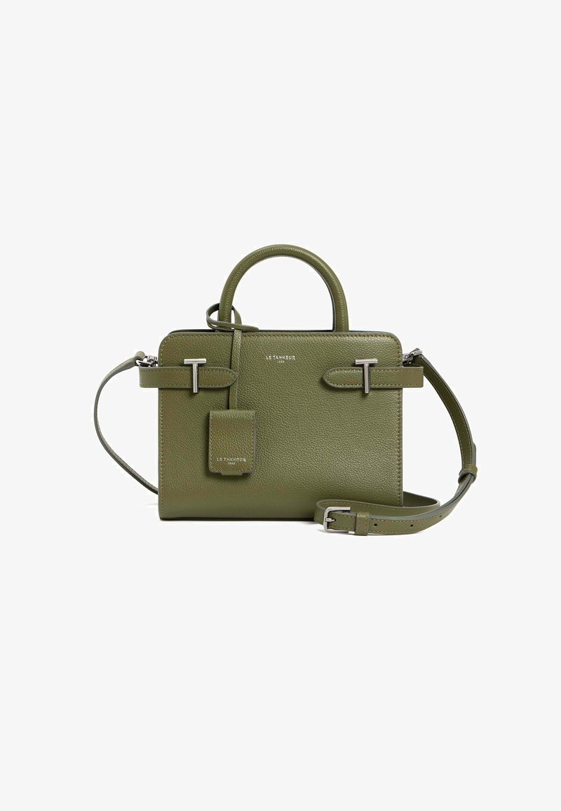 Borsa a mano in pelle verde con texture, doppi manici superiori, tracolla removibile, hardware in tonalità argento e un'etichetta frontale.