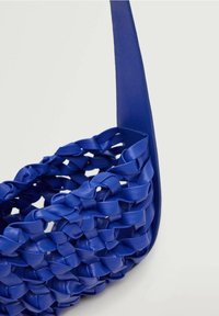 Wpleciona niebieska skórzana torba z płaskim paskiem, charakteryzująca się fakturowaną powierzchnią oraz skomplikowanym plecionym wzorem.