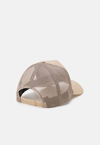 Bež kapa za baseball z mrežastim hrbtom, ukrivljenim vizirjem, zapiranjem na ježka in detajlom gumba na vrhu. Teksturovana mreža zagotavlja prezračnost.
