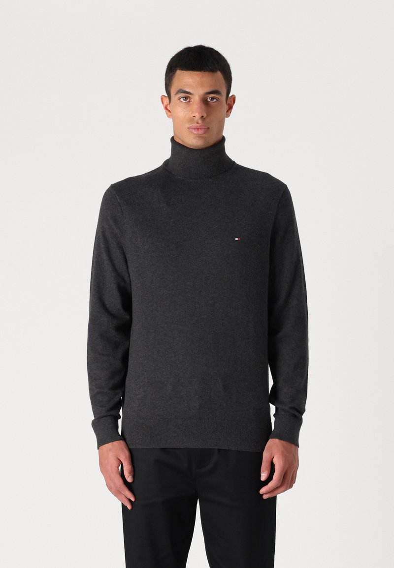 Maglione a collo alto grigio scuro realizzato in tessuto morbido, caratterizzato da un design aderente, maniche lunghe e un piccolo logo sull'area del petto.