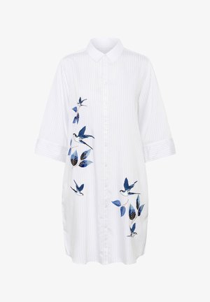 Biała sukienka koszulowa z niebieskimi prążkami, zdobiona haftowanymi niebieskimi ptakami i liśćmi po bokach z przodu, z rękawami 3/4.