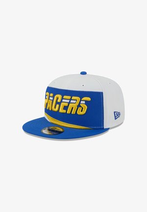 Cappellino da baseball blu e bianco con la scritta "PACERS" ricamata in giallo, caratterizzato da una visiera piatta e un design strutturato. Logo New Era sul lato.