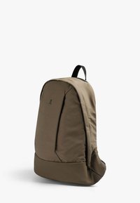 Mochila minimalista marrón con un pequeño logo de calavera negra, frente acolchado, asa superior y cierre de cremallera sobre un fondo blanco.